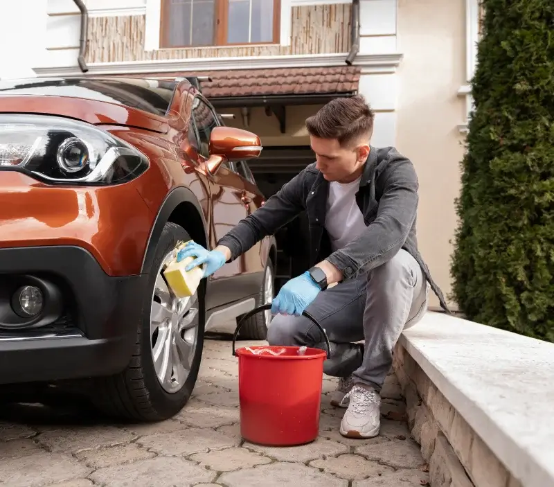 Lavage auto à domicile Saint-Georges-lès-Baillargeaux : professionnel intervenant sur un véhicule